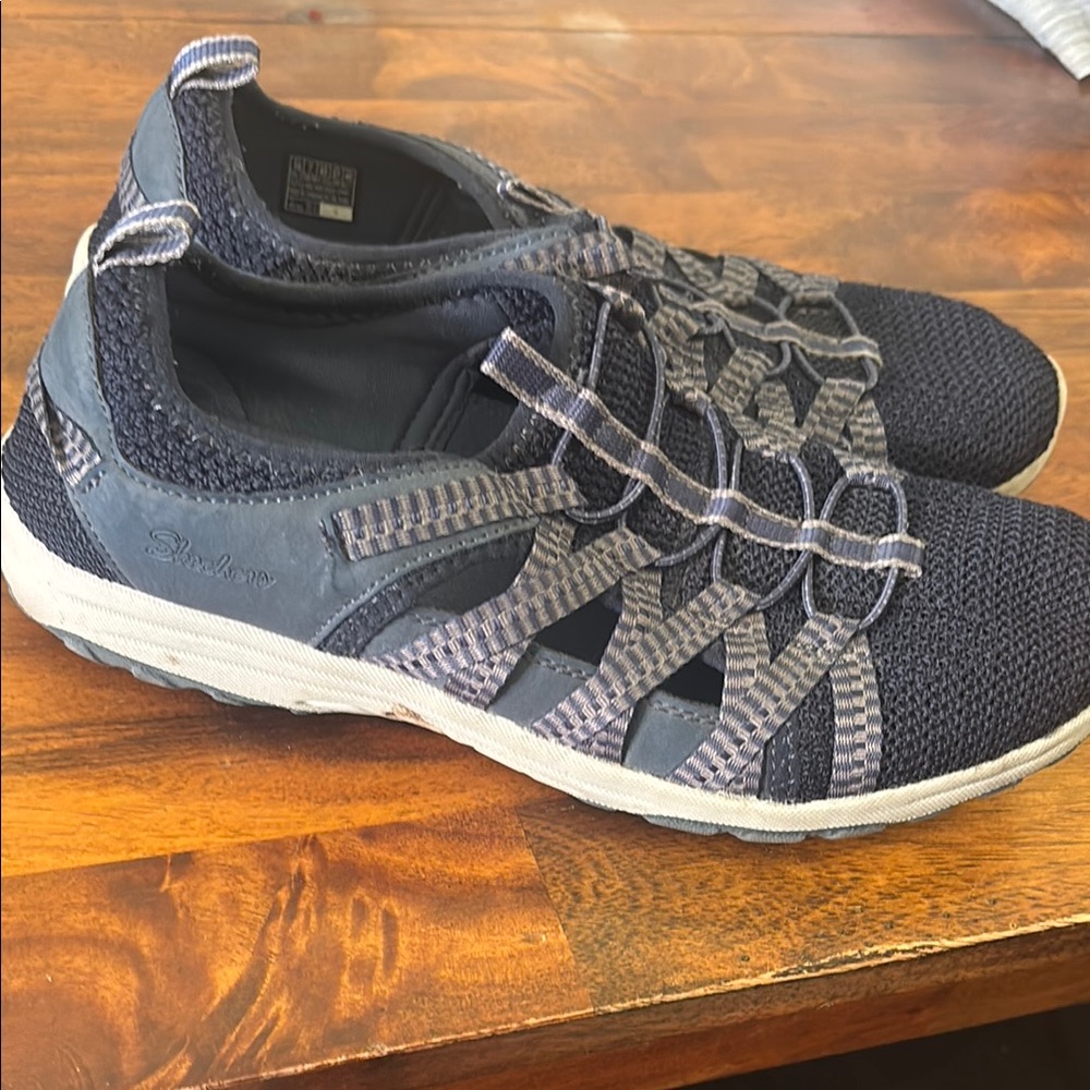 Skechers Women’s Navy Athletic Shoes Relaxed Fit luxe Foam Size 10